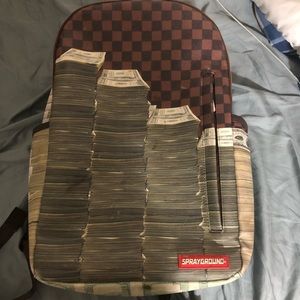 I’m selling a sprayground🤗